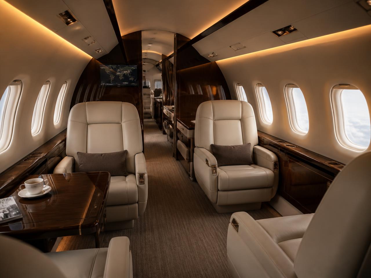 Kabine eines Privatjets mit hellen Ledersitzen
